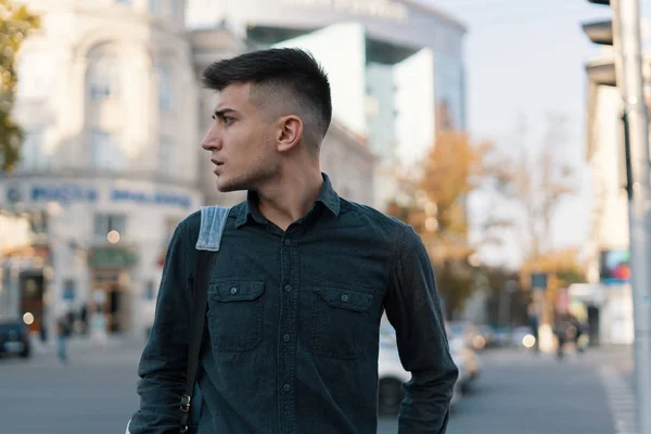 Pemuda Modern Berjalan Kota Eropa Seorang Pria Pengembara Dengan Ranselnya — Stok Foto