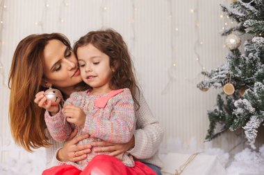 Genç anne kızıyla birlikte eğleniyor Noel arifesinde