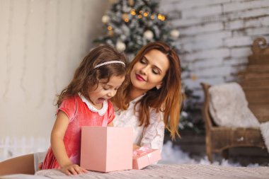 Sihirli Noel hediye kutusu içinde seyir çocukla mutlu anne
