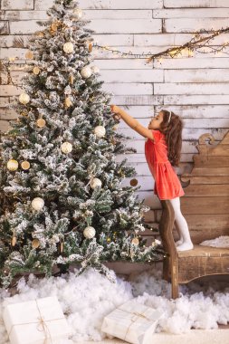 İnanılmaz küçük kız Noel ağacı golding bir s dekorasyon