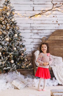 Meraklı küçük kız için sürprizler bekliyor