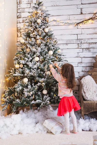 Erstaunliche kleine Mädchen schmückt den Weihnachtsbaum golding a s — Stockfoto