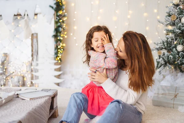 Genç anne kızıyla birlikte eğleniyor Noel arifesinde — Stok fotoğraf