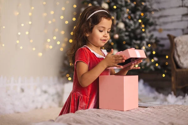 Menina abrindo presente de Natal — Fotografia de Stock