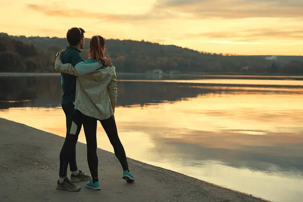 Arkadan Görünüm Göl Üzerinde Güneş Doğarken Bakarken Hayal Koşucular Çift — Stok fotoğraf