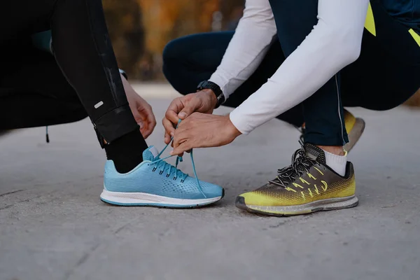 系运动鞋 年轻夫妇正在为户外跑步和健身训练做准备 健康的生活方式 — 图库照片