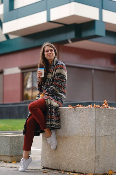 Elegáns Fiatal Kávéfogyasztás Szabadban Kabát Szemüveg Város Utcáin Miközben Egy — Stock Fotó