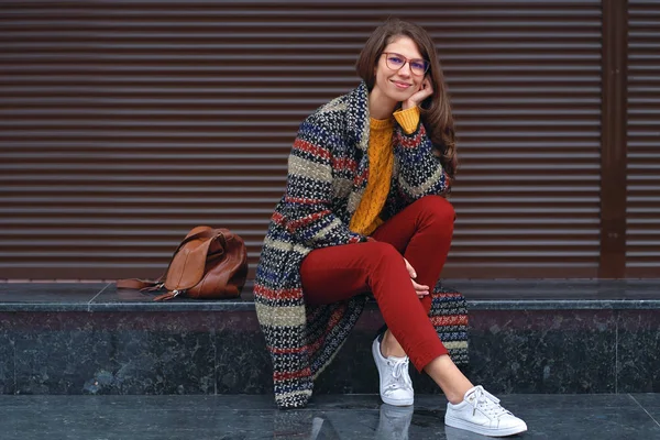 Porträt Einer Jungen Schönen Frau Einem Eleganten Mantel Roter Hose — Stockfoto