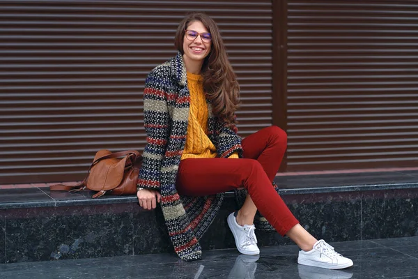 Porträt Einer Jungen Lachenden Frau Elegantem Mantel Roter Hose Orangefarbenem — Stockfoto