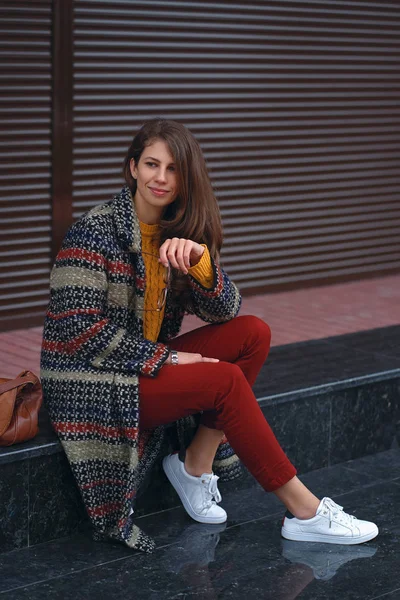 Porträt Einer Jungen Schönen Frau Einem Eleganten Mantel Roter Hose — Stockfoto