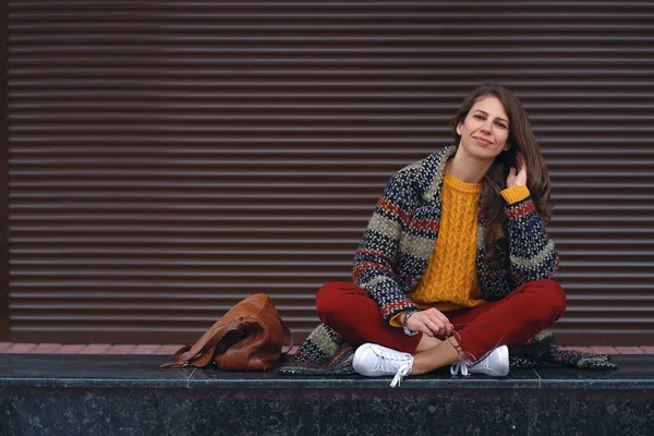 Retrato Jovem Mulher Sorridente Sentado Cruzou Pernas Posando Rua Uma — Fotografia de Stock