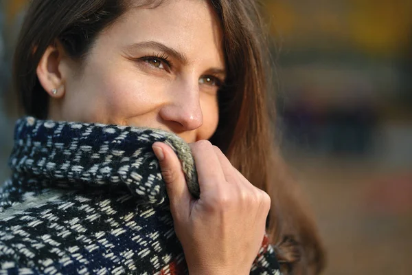 Nahaufnahme Porträt Frau Versteckt Lächelndes Gesicht Hinter Mantelkragen Natürliche Braune — Stockfoto