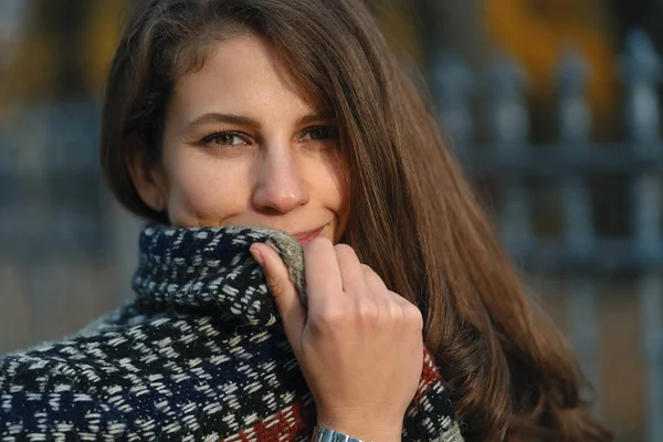 Nahaufnahme Porträt Frau Versteckt Lächelndes Gesicht Hinter Mantelkragen Natürliche Braune — Stockfoto