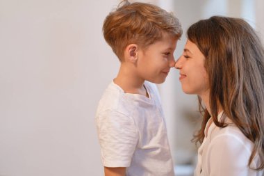Genç Anne ve okul öncesi oğlu burun dokunmadan gülümseyen portre kadar kapatın.