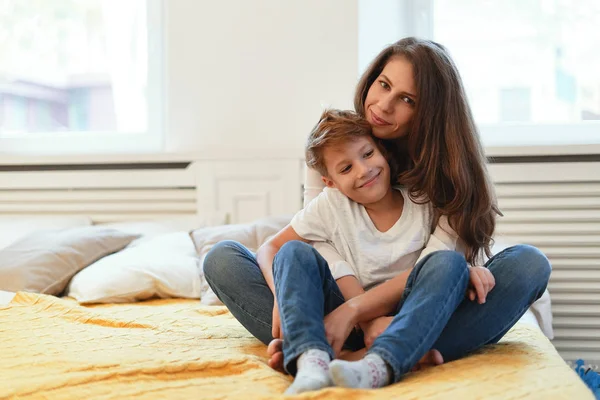 Mutter Und Sohn Lächeln Umarmen Sich Schauen Einander Schütteln Hände — Stockfoto