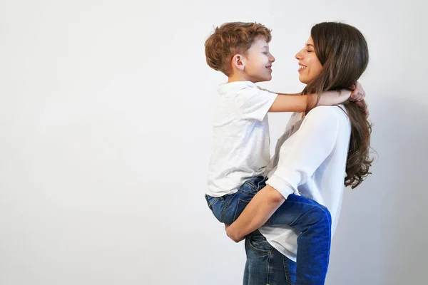 Jeune Mère Tenant Son Fils Préadolescent Souriant Regardant Dans Ses — Photo