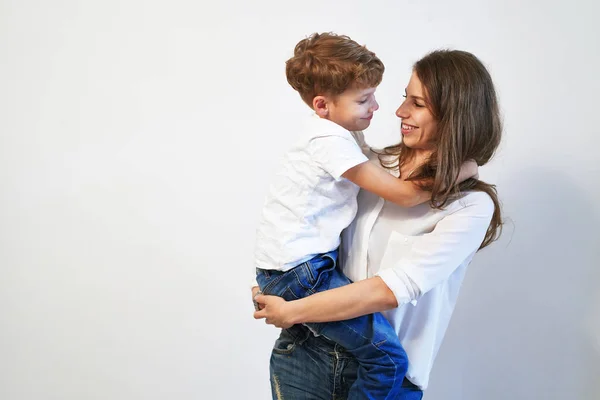 Mladá Matka Drží Její Nedospělý Syn Úsměvu Pohledu Očí Bílém — Stock fotografie