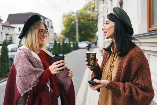 Venkovní Portrét Dvou Přítelkyň Mluví Dívky Neformálním Teplé Oblečení Brýle — Stock fotografie