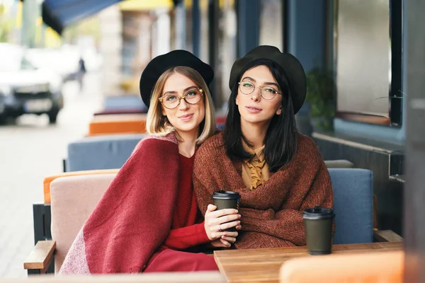 Retrato Inverno Outono Duas Jovens Mulheres Café Livre Bebendo Café — Fotografia de Stock