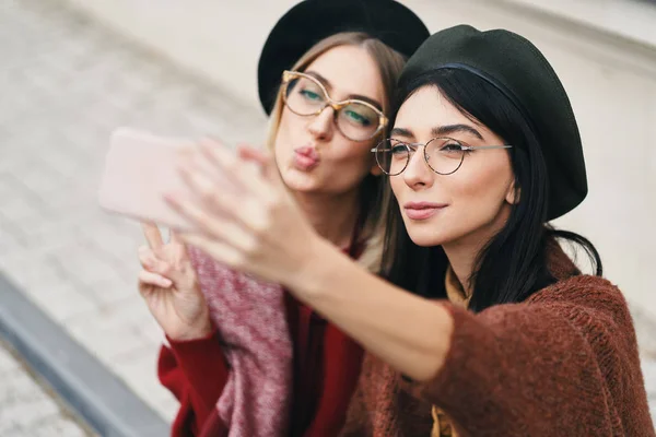 Dwie Atrakcyjne Dziewczyny Selfie Siedząc Razem Brunetka Blondynka Stylowy Strój — Zdjęcie stockowe