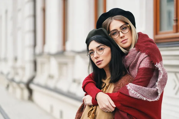 Duas Amigas Livre Retrato Meninas Roupas Quentes Casuais Óculos Boinas — Fotografia de Stock