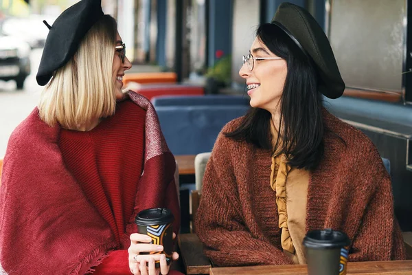 Retrato Inverno Outono Duas Jovens Mulheres Café Livre Bebendo Café — Fotografia de Stock