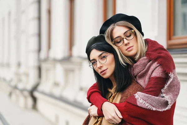 Zwei Freundinnen Freien Porträt Mädchen Lässigen Warmen Outfits Brille Und — Stockfoto