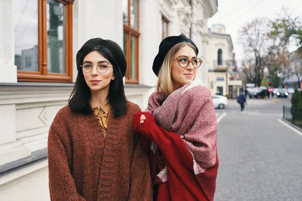 Modelos Mujer Despreocupados Moda Ropa Gafas Otoño Elegantes Chicas Moda —  Fotos de Stock