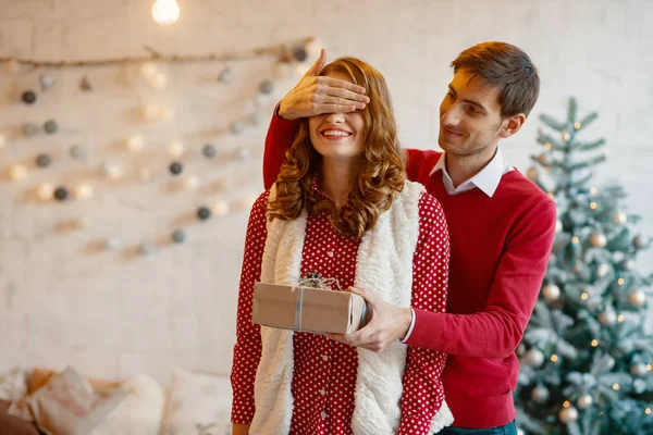 Birkaç Noel Hediyesi Erkek Noel Hediyesi Verirken Sevgilisinin Gözlerini Kapatır — Stok fotoğraf