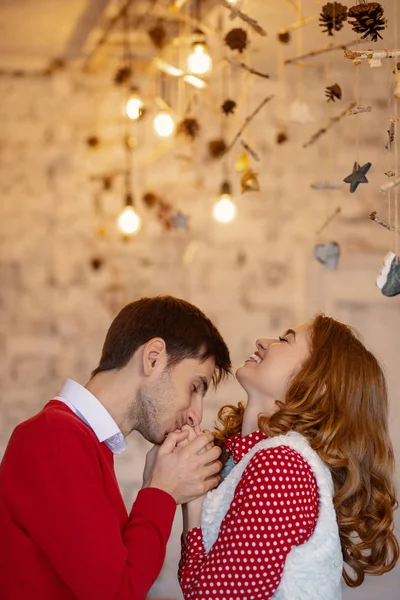 Feliz Casal Amoroso Apreciando Natal Jovem Beijando Sua Namorada Testa — Fotografia de Stock