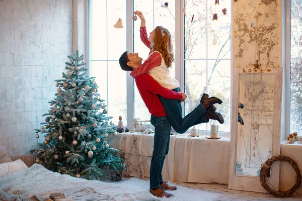 Heureux Couple Aimant Veille Noël Ayant Une Grande Fenêtre Décoré — Photo