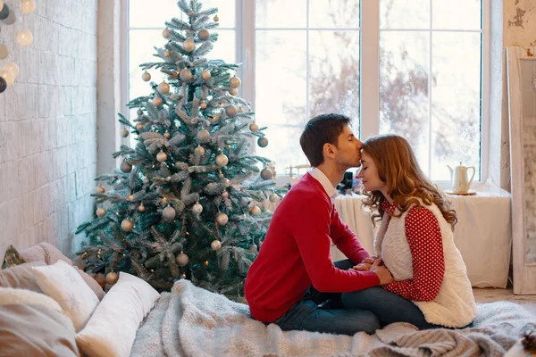 Feliz Pareja Amorosa Disfrutando Navidad Joven Besando Novia Frente Tocando —  Fotos de Stock