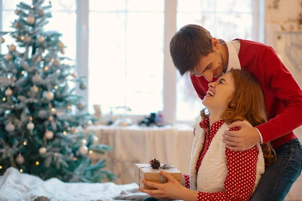 Glückliches Liebespaar Das Weihnachten Genießt Junger Mann Berührt Seine Freundin — Stockfoto