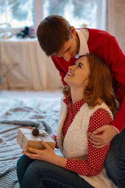 Joyeux Couple Amoureux Profitant Noël Jeune Homme Touchant Son Nez — Photo