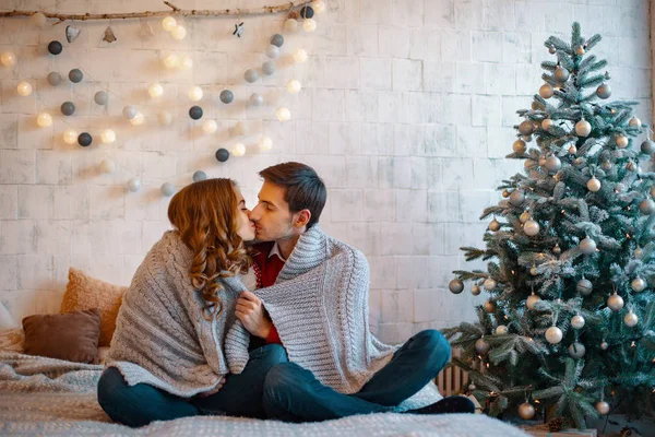 Young Man Looking His Girlfriend Eyes Smiling Sitting Crossed Legs — Stock Photo, Image