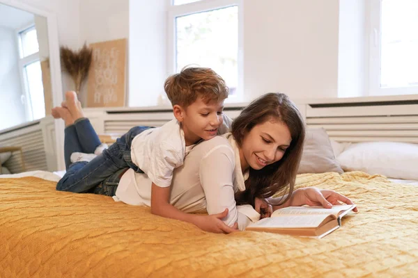 Mutter Und Sohn Lesen Ein Buch Während Sie Hause Auf — Stockfoto