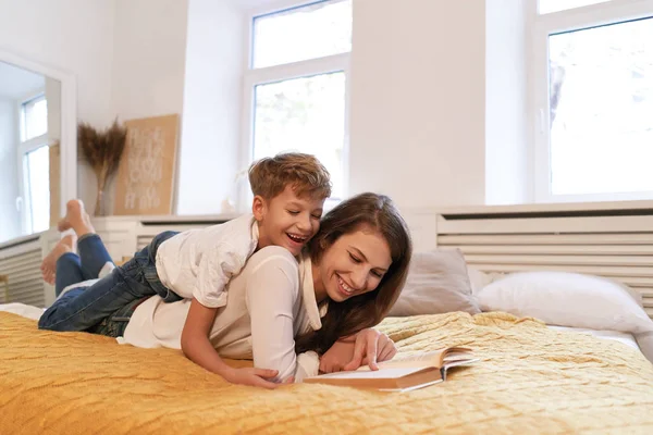 Mutter Und Sohn Lesen Ein Buch Während Sie Hause Auf — Stockfoto