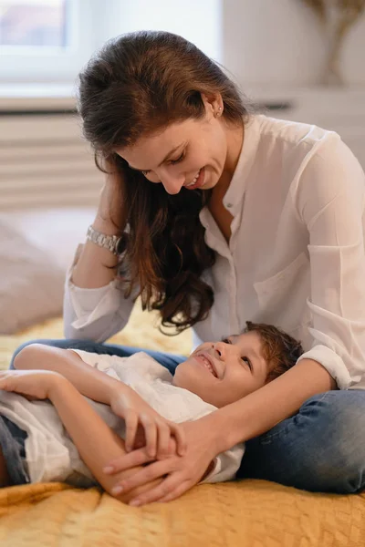 Maman Regarde Son Fils Sourire Embrasser Amuser Passer Temps Ensemble — Photo