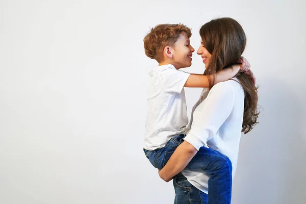 Junge Mutter Hält Ihren Frühpubertären Sohn Lächelnd Seinen Augen Auf — Stockfoto