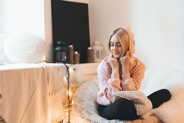 Schattige Tiener Meisje Zit Een Comfortabele Fauteuil Ronde Thuis Benen — Stockfoto