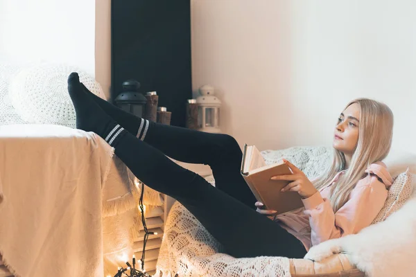 Mujer Joven Relajándose Casa Cómodo Sillón Redondo Cerca Ventana Chica — Foto de Stock