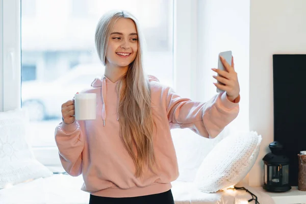 Gondtalan Lány Hogy Selfie Egy Csésze Kávéval Állva Ablak Mellett — Stock Fotó