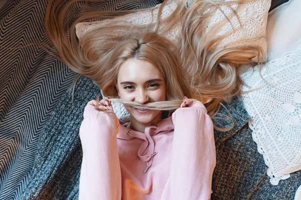 Onbezorgd Mooi Meisje Met Lang Blond Haar Liggend Het Bed — Stockfoto