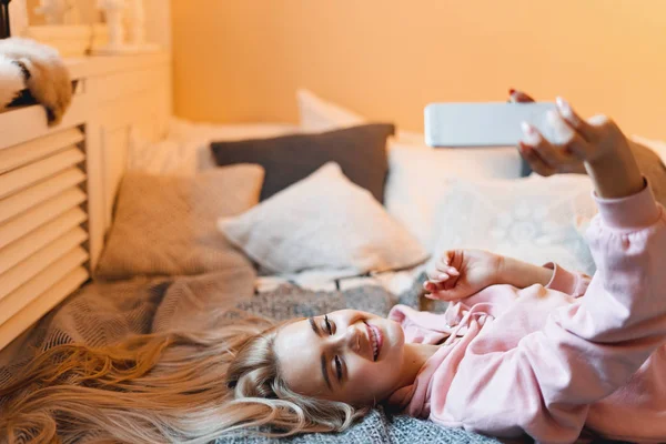 Όμορφη Νεαρή Κοπέλα Διασκεδάζοντας Καθιστώντας Selfie Ενώ Ξαπλωμένη Στο Κρεβάτι — Φωτογραφία Αρχείου