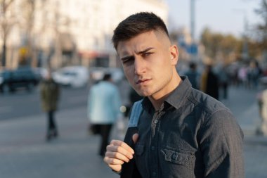 Avrupa şehri onun sırt çantası ile yürüyen genç modern adam