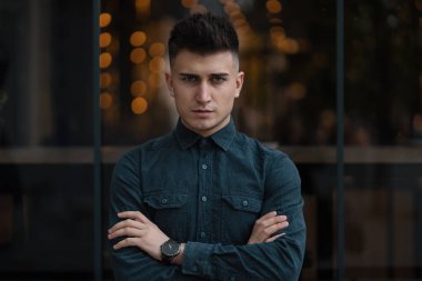 Genç adam öğe, dikey, koyu arka plan ışıkları kapatın. İnsanların yüzleri ve ifadeler kavramı. 