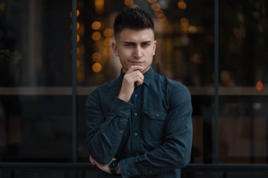 Genç adam bir fikir, portre ışık arka plan ile yakından geldi. İnsanların yüzleri ve ifadeler kavramı.