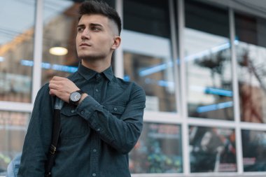 Geleceği düşünme portre genç adam şehir arka plan bulanık