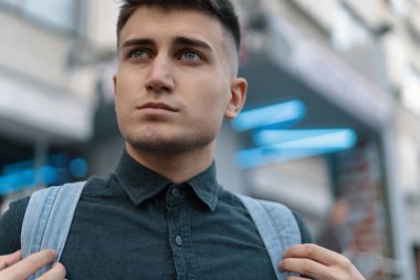 Geleceği düşünme portre genç adam şehir arka plan bulanık