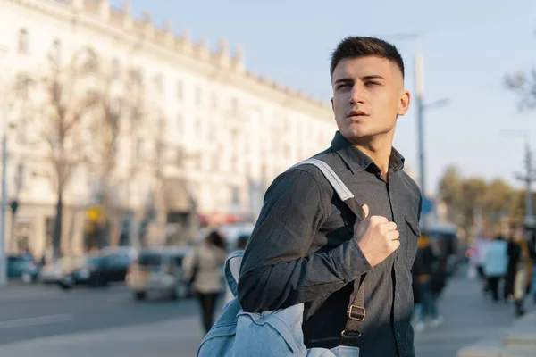 Pemuda Modern Berjalan Kota Eropa Dengan Ranselnya — Stok Foto